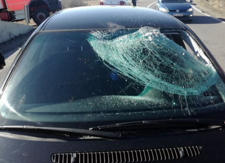 Accident în Tileagd: Un şofer a ajuns la spital, după ce gheaţa căzută de pe un TIR i-a spart parbrizul şi l-a lovit în cap (FOTO)