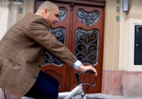 Cu permisul suspendat, primarul Ilie Bolojan a fost filmat mergând pe bicicletă în drum spre Primărie (VIDEO)