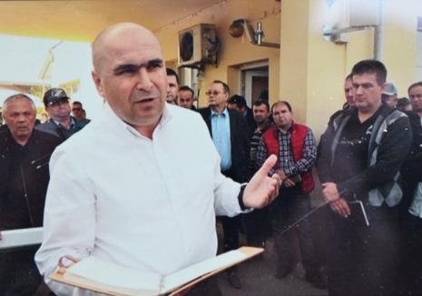Nu cedează: În loc de majorări salariale, Bolojan anunţă reduceri la OTL! Primarul, huiduit de grevişti (FOTO)