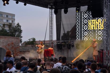 „Folcloru-i oxigen pentru un popor astmatic”: Subcarpaţi i-a făcut pe orădeni să cânte, să danseze şi să sară, la finalul Festivalului Medieval (FOTO / VIDEO)