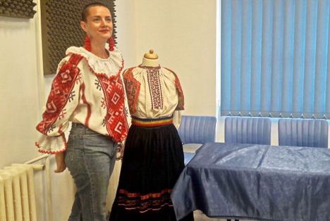 O bloggeriță de modă din Marea Britanie a venit în Bihor să vadă iile românești și celebrul cojoc din Beiuș, copiat de Dior (FOTO)