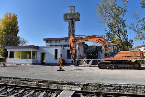 Gara Velența, demolată. În locul ei va fi construită o clădire nouă (FOTO/VIDEO)