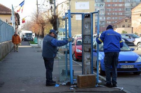 Inutile, cabinele telefonice încep să dispară din Oradea