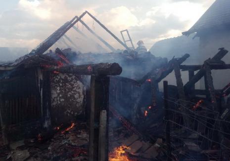 Incendii în Bihor: O casă şi două magazii din Tileagd şi Homorog s-au făcut scrum (FOTO)