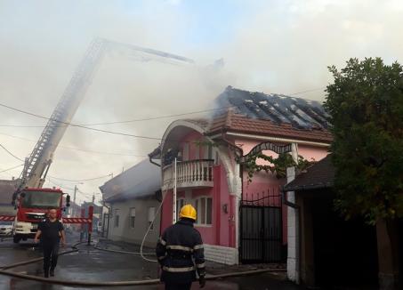Acoperişul unei vile din Oradea, distrus de flăcări (FOTO)