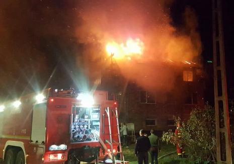 Incendiu violent la o vilă din Oradea: Focul a distrus acoperişul imobilului (FOTO / VIDEO)