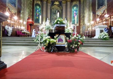 Înmormântat în catedrala în care a slujit: Episcopul catolic Tempfli József a fost condus pe ultimul drum de sute de prelaţi, preoţi, călugări şi credincioşi (FOTO / VIDEO)