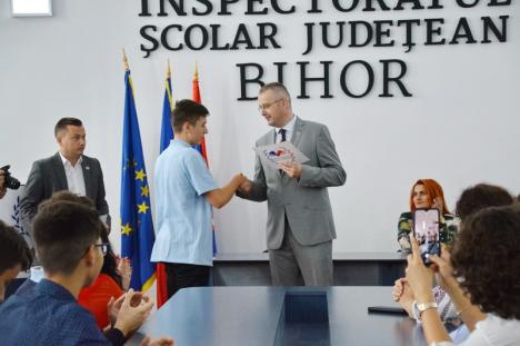 Mândria judeţului: Zeciştii de la Bacalaureat şi Evaluarea Naţională au fost premiaţi cu diplome și bani (FOTO)
