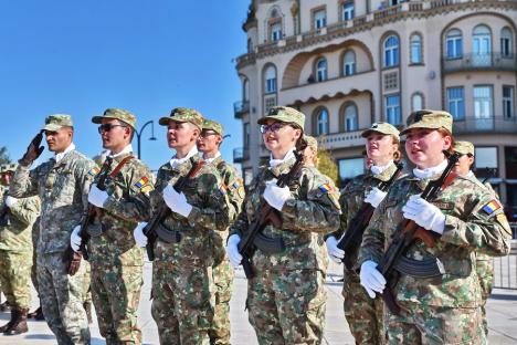 Primii studenți militari din Oradea au depus jurământul: „V-ați legat pe viață de țară” (FOTO)