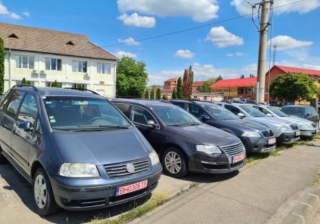 Parcare sub ocupație: Parcarea din fața sediului APIA Bihor a devenit expoziție a geambașilor de mașini (FOTO)