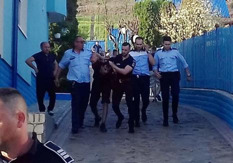 Deţinutul evadat a fost prins pe strada Făcliei. A încercat să fugă de polițiști! (FOTO / VIDEO)
