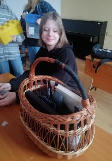 „No Backpack Day”: De ce s-au dus elevii unui liceu din Oradea la școală cu uscătorul de rufe, coșuri de gunoi sau colivii (FOTO)