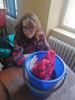 „No Backpack Day”: De ce s-au dus elevii unui liceu din Oradea la școală cu uscătorul de rufe, coșuri de gunoi sau colivii (FOTO)