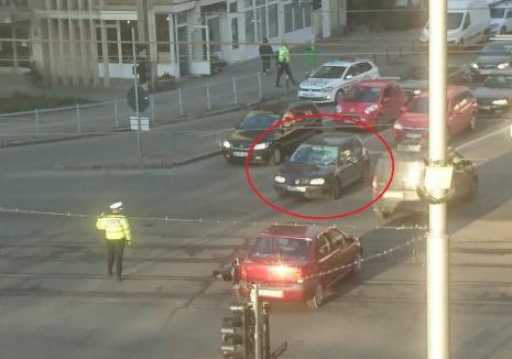 Accident la intersecția Magheru cu Parcul Traian, în Oradea: Un polițist a fost lovit de un șofer care nu i-a respectat semnalele! (VIDEO ȘOCANT)