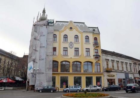 Galben de Oradea: Tot mai mulţi proprietari de clădiri din centrul oraşului îşi zugrăvesc faţadele în nuanţe de galben (FOTO)