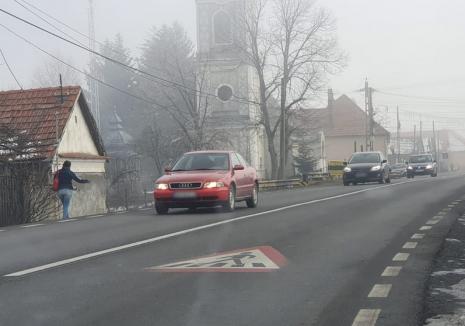 Impotenţi cu caschetă: Autoritățile din Lugaș nu reușesc să scape de prostituata din fața bisericii (FOTO)