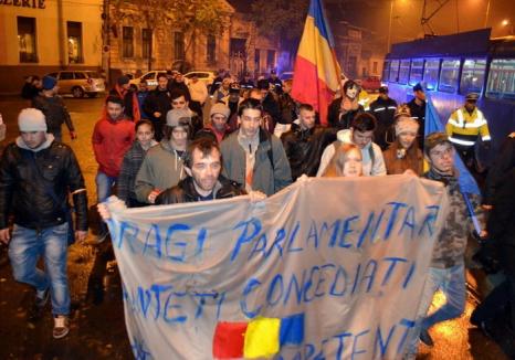 Revoluţia Colectiv: Numărul protestatarilor orădeni a scăzut la 40 (FOTO / VIDEO)