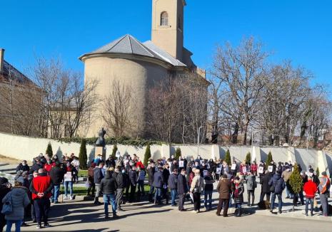 Protest al angajaţilor din HoReCa în Bihor: Circa 200 de oameni au ieşit în stradă la Sânmartin, în Oradea angajații au protestat în fața localurilor (FOTO / VIDEO)