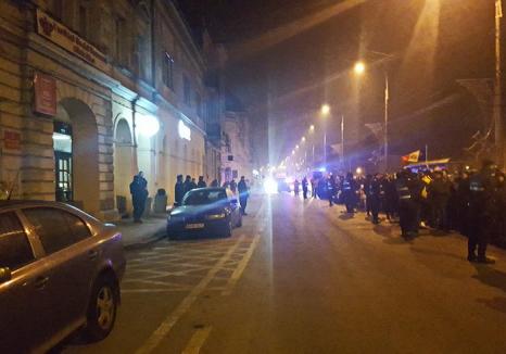 600 de orădeni în faţa sediului PSD Bihor: 'Sunteţi un partid de hoţi, vagabonzi şi mafioţi' (VIDEO)