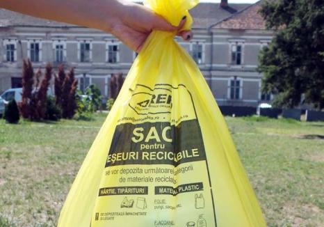 ABC-ul reciclării: RER a împărţit orădenilor 20.000 de role cu saci de unică folosinţă pentru reciclabile şi ghid de colectare selectivă