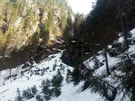 Pe munte, dar cu grijă! Salvamontiştii avertizează că în munţii Bihorului încă este un strat consistent de zăpadă (FOTO)