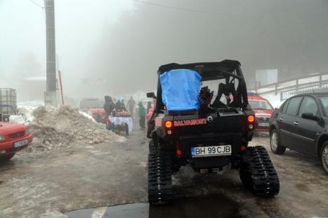 Serbările Zăpezii 2017: Ploaia şi ceaţa îi ţin pe turişti departe de pârtie, dar organizatorii promit că distracţia continuă (FOTO/VIDEO)