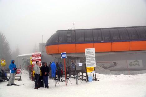 Serbările Zăpezii 2017: Ploaia şi ceaţa îi ţin pe turişti departe de pârtie, dar organizatorii promit că distracţia continuă (FOTO/VIDEO)