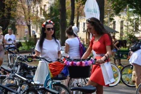 SkirtBike 2018: Orădencele au pedalat prin oraş, îmbrăcate în fuste şi ii (FOTO/VIDEO)