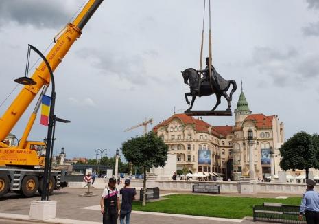 Statuia Regelui Ferdinand, urcată pe soclu în Piaţa Unirii din Oradea (FOTO / VIDEO)