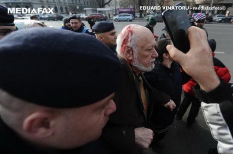 Gelu Voican Voiculescu, huduit și bătut în Piața Universității: „Criminalule! Cum ai tupeul să vii aici?” (FOTO)