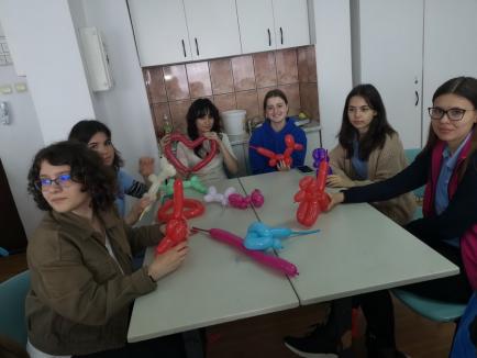Tineri din Oradea, instruiți cum să fie buni voluntari, în Săptămâna Națională a Voluntariatului (FOTO)