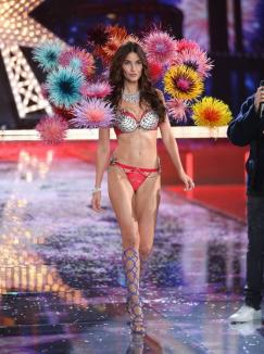 Cele mai sexy manechine, într-o nouă ediţie a Victoria's Secret Fashion Show (FOTO)