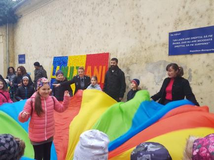 Tricolor făcut cu 47 de kilograme de capace de PET-uri, la Poliţia Locală Oradea (FOTO)