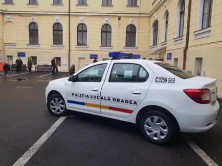 Tricolor făcut cu 47 de kilograme de capace de PET-uri, la Poliţia Locală Oradea (FOTO)