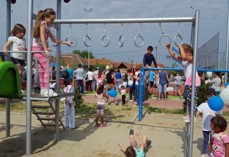 1 Iunie la Sîntandrei: Sute de copii au luat cu asalt noul parc, inaugurat chiar de ziua lor (FOTO / VIDEO)