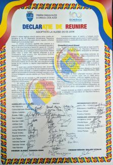 Febră unionistă: Aleşii din Aleşd, primii din Bihor care au semnat o declaraţie de unire simbolică cu fraţi dintr-o comună a Basarabiei (FOTO)