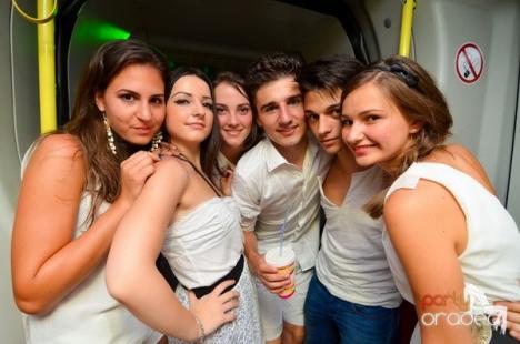 Distracţie pentru caritate: Tinerii orădeni au petrecut la White Party în tramvai (FOTO)
