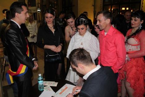 Dragobete în avans: Tinerii PDL-işti au "recăsătorit" o mireasă furată de la nuntă... chiar cu hoţul ei! (FOTO)