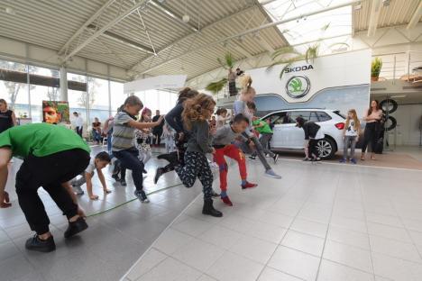 Ziua Skoda, la Autogrand Oradea: Copiii au luat lecţii preventive de la un poliţist şi au „testat” noul model Skoda Kamiq (FOTO / VIDEO)