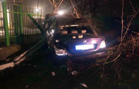 Un șofer de BMW a intrat cu mașina într-un stâlp și apoi într-un gard în Lugașu de Jos (FOTO)