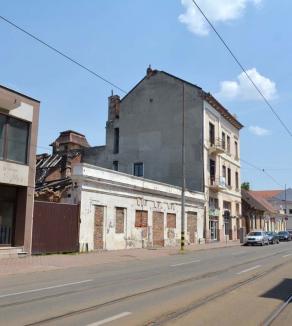 Probleme la etaj! Orădenii din centru contestă ideea primarului Bolojan de a-i obliga să-şi înalţe casele