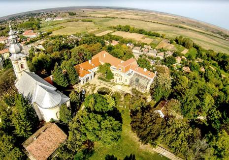 Castel cu dedicație: Castelul din Săcueni e scos la vânzare de Primărie cu dedicație pentru o fundație finanțată de Guvernul Ungariei (FOTO)