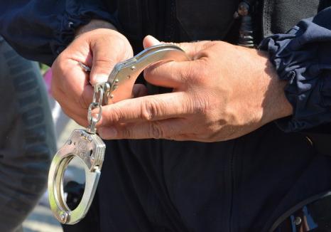 Tâlhar în arest: Un orădean de 19 ani a smuls lănţişorul de aur de la gâtul unei vânzătoare de ABC