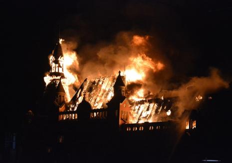 Infern la Palat: Cauza incendiului de la Episcopie pare a fi o defecţiune electrică, dar cercetările se anunţă lungi şi costisitoare (FOTO)