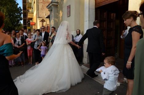 Pentie Junior s-a căsătorit! Mirii, plimbaţi prin oraş într-o decapotabilă de epocă (FOTO)