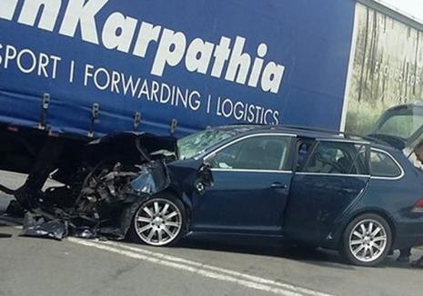 Accident pe Borșului: O fetiță și un tânăr au fost răniți, după ce un Volkswagen a intrat sub un TIR (VIDEO)