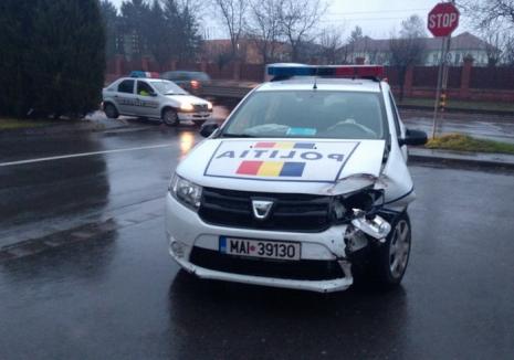 Accident cu maşina Poliţiei în Oradea, în faţă la hotel Ramada (FOTO)