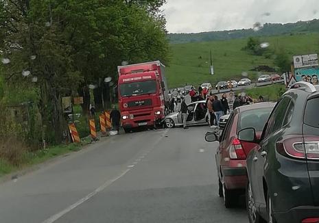 Trafic îngreunat pe DN 76, în zona Băile Felix, în urma unui accident între un BMW, un Passat și un TIR