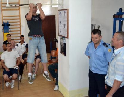 Cartea cu putere: Volumul "Antrenamentul condamnaţilor" a fost lansat la Penitenciarul Oradea (FOTO)