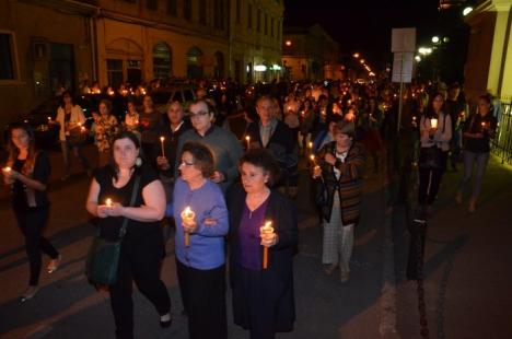 Hristos a Înviat! Sute de orădeni au mers să ia lumină la bisericile din centru (FOTO)